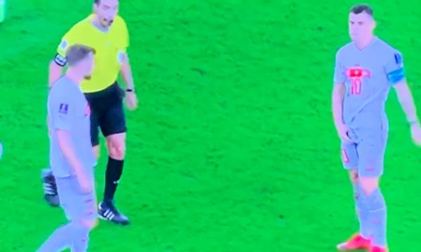 Granit Xhaka i shanë SHQIP dhe ua “tregon” organin gjenital pankinës së ekipit serb (video)