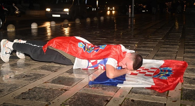 Vazhdon festa e zjarrtë në Kroaci, tifozi shtrihet mbi flamur në tokën e lagur (video)