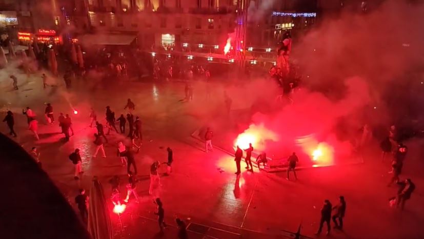 “Shpërthejnë” trazirat në Francë pas ndeshjes, francezët dhe marokenët përleshen ndërmjet vete (video)