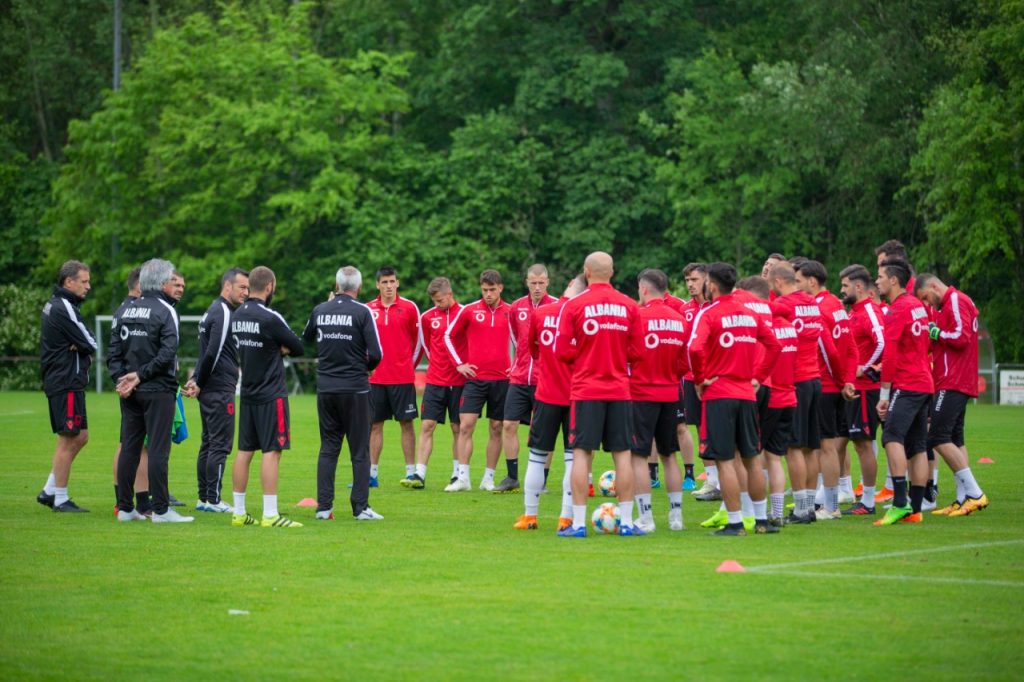 Trajneri i ri i Kombëtares, dhuratë për festat e fundvitit, ja cili është më pranë bankinës kuqezi