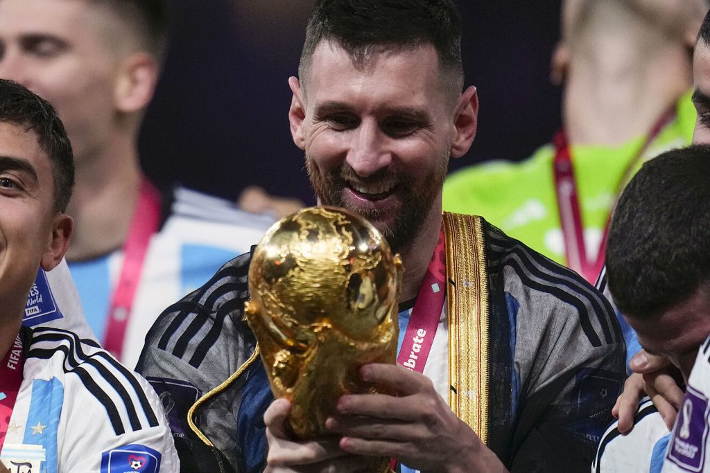 Messi i emocionuar për triumfin në Botëror: Maradona na inkurajoi nga parajsa, e merituam në atë fund atë të mallkuar