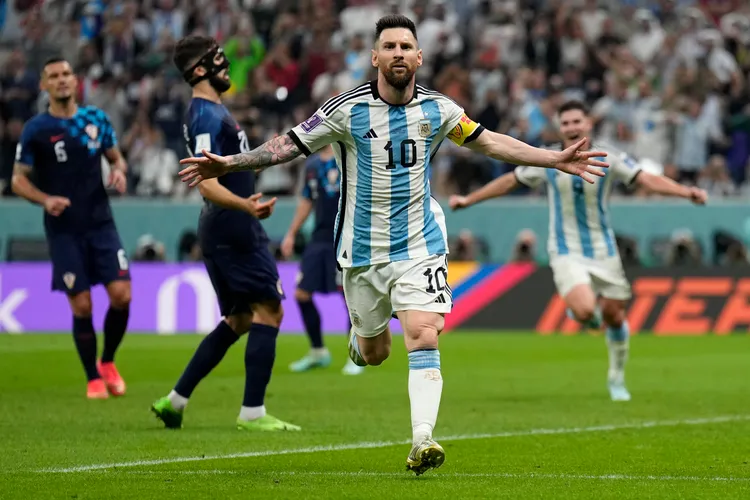Messi inspiron Argjentinën me spektakël drejt finales së Botërorit, eliminohet Kroacia
