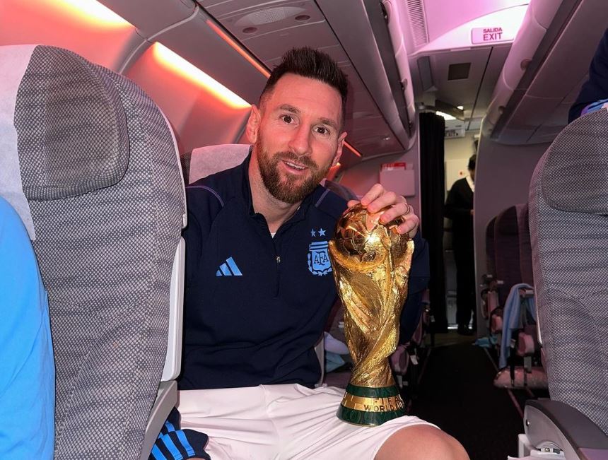 Messi s’i ndahet trofeut të Kupës së Botës as në aeroplan gjatë kthimit në Argjentinë