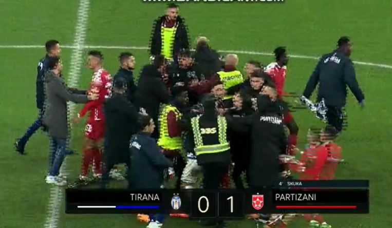 Derbi Tirana – Partizani mbyllet me përleshje masive ndërmjet futbollistëve