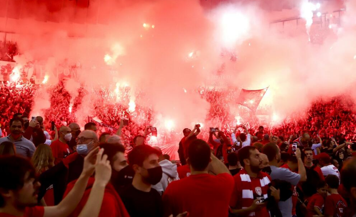 Skandal në ndeshjen mes Olimpiakos dhe Crevena Zvezdës, tifozët grekë bashkohen me atë serbë: Kosova është Serbi