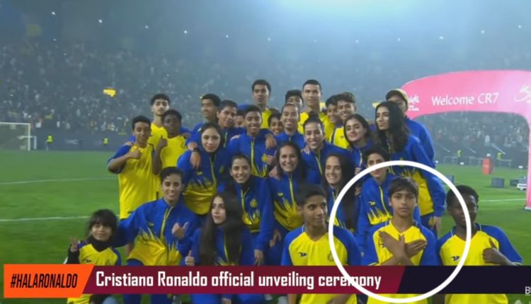 Jemi edhe në Arabinë Saudite, djaloshi bën shqiponjën në prezantimin e Cristiano Ronaldos