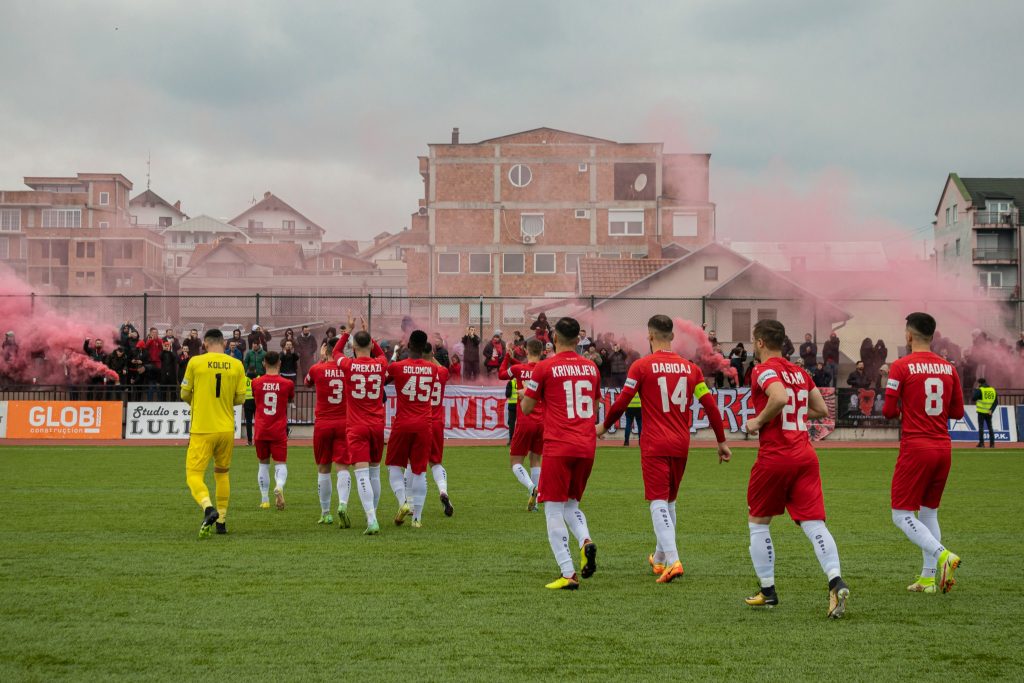 Dy futbollistë të Gjilanit fotografohen para zyrave të FFK-së, çfarë po paralajmërojnë?