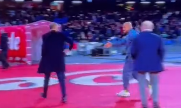 Momenti kur Spalletti e ndjek deri në hyrje të tunelit Allegrin për t’ia dhënë dorën (pamje)