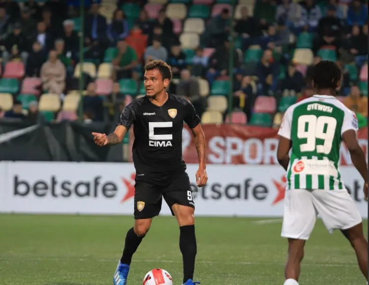 Ballkani largon dy futbollistë