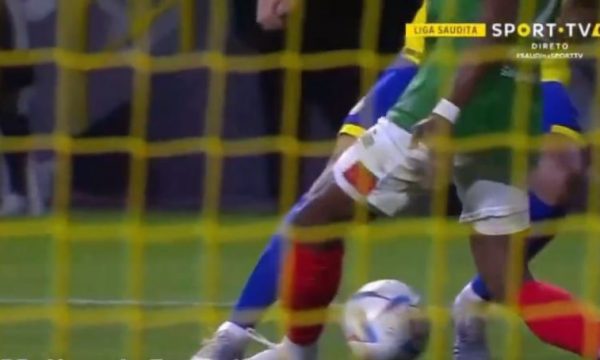 Ronaldo e “then në mes” kundërshtarin me një lëvizje magjike