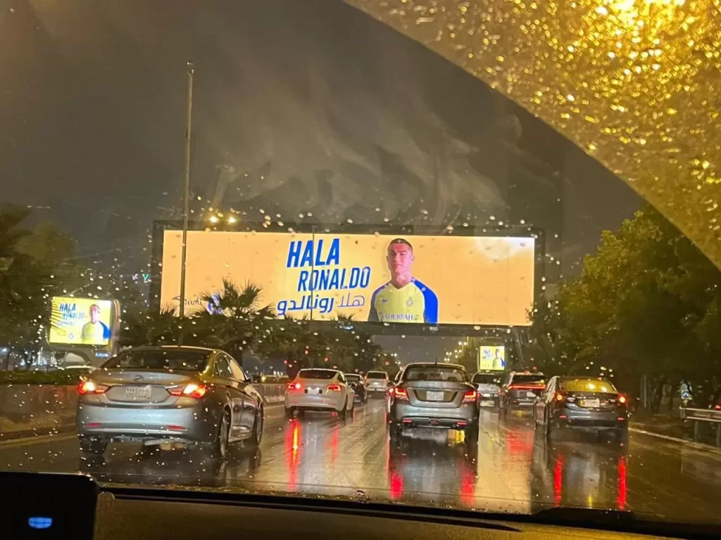 Ronaldo mbërrin familjarisht në Riad, qyteti “vishet” me fotot e tij. Pamjet e para të CR7 duke zbritur nga avioni (PAMJET)