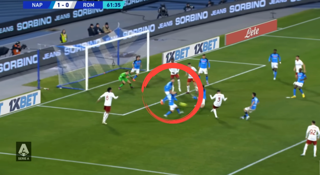 I elektrizoi tifozët në stadiumin “Diego Armando Maradona”/ Kjo ishte ndërhyrja e Amir Rrahmanit prej “heroi” që shpëtoi gol të sigurt ndaj Romës