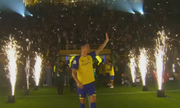 PAMJE: Cristiano Ronaldo prezantohet me fanellën e Al-Nassr para mijëra tifozëve