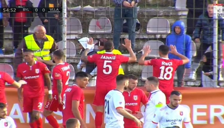 Skandal në futbollin shqiptar: Tifozët nuk përmbahen, godasin dhe e shtrijnë në fushë lojtarin e Vllaznisë