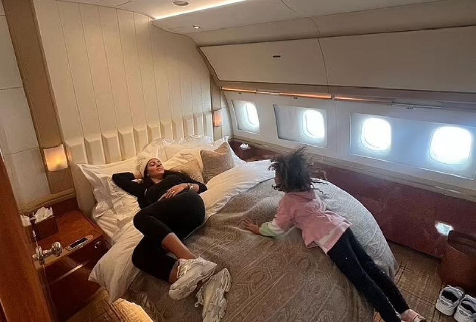 Avioni luksoz 60-milionësh i Ronaldos, dhoma gjumi, tualet me dush, internet…