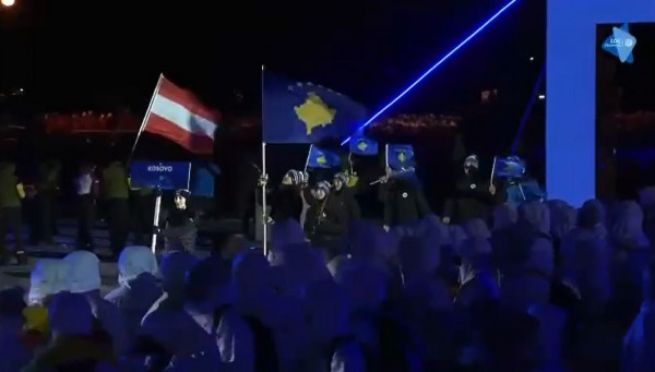 Ekipi i Kosovës parakalon në ceremoninë hapëse të Festivalit Olimpik Evropian për të Rinj