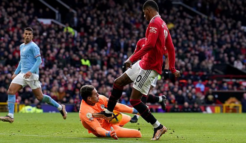 Mbyllet derbi, Manchester Unitedi me përmbysje mposht Cityn