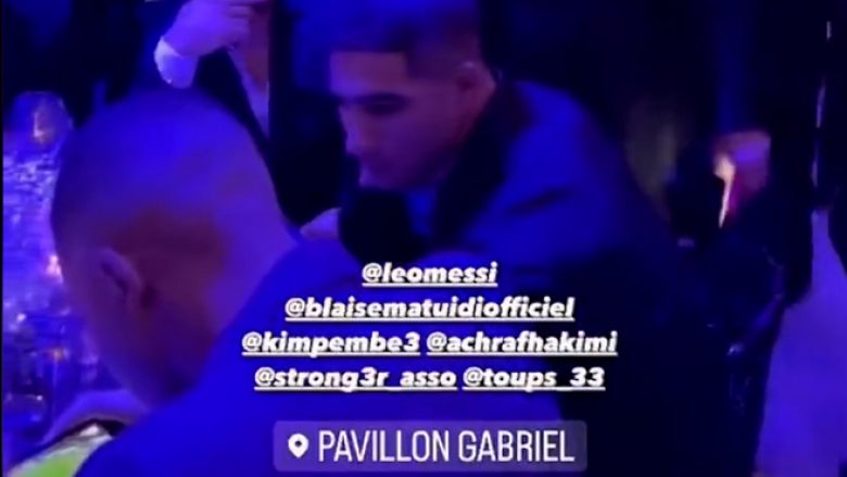 Mbappe i vardiset Real Madridit, zihet duke e shikuar në telefon ndeshjen e tyre ndaj Atletico Madridit