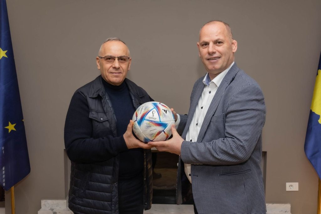 Agim Ademi e Ramiz Lladrovci bisedojnë për futbollin dhe infrastrukturën sportive