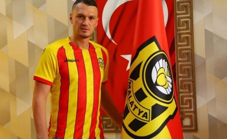 Futbollisti hidhet nga kati i dytë që t’i shpëtojë tërmetit në Turqi