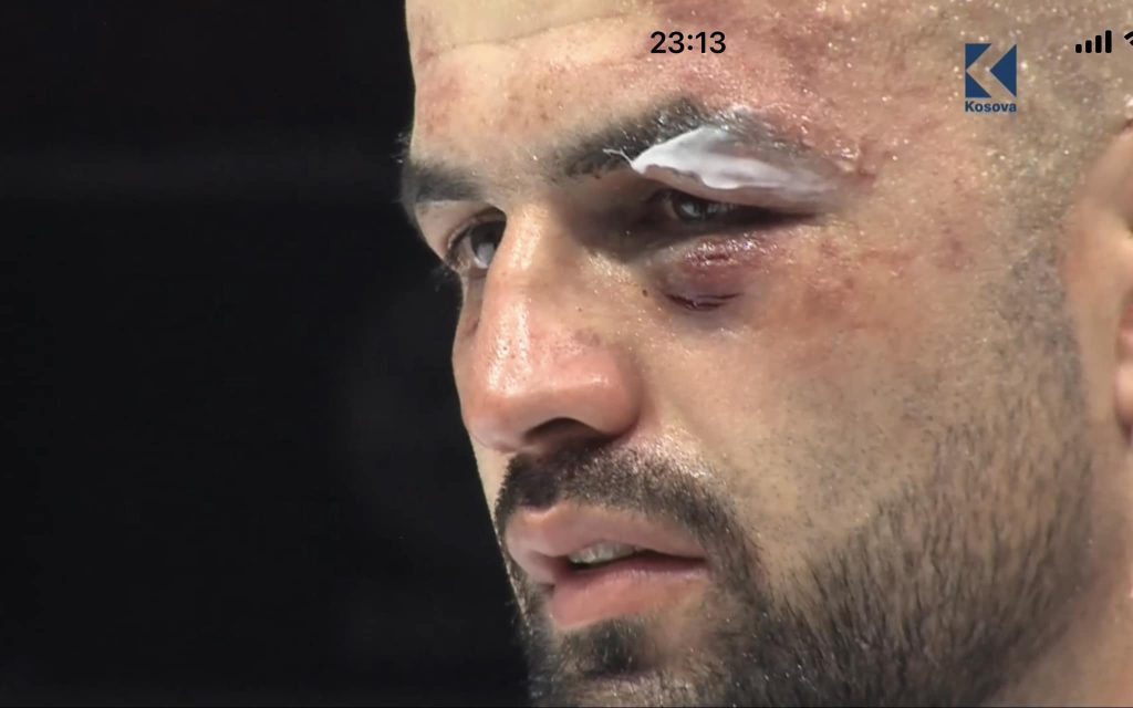 Shefat Isufi e mbron titullin e botës, por kishte pakënaqësi nga kundërshtari