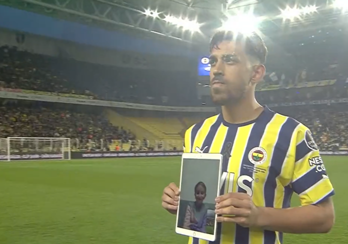 Futbollisti i Fenerbahces futet në fushë me ‘iPad’ në duar, telefonon me kamerë të mbijetuarën e tërmetit