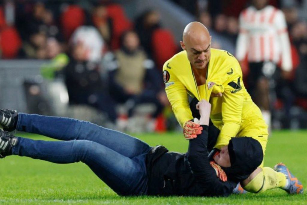 Pushtim i çmendur i fushës në Europa League, një tifoz sulmon portierin e Sevillas