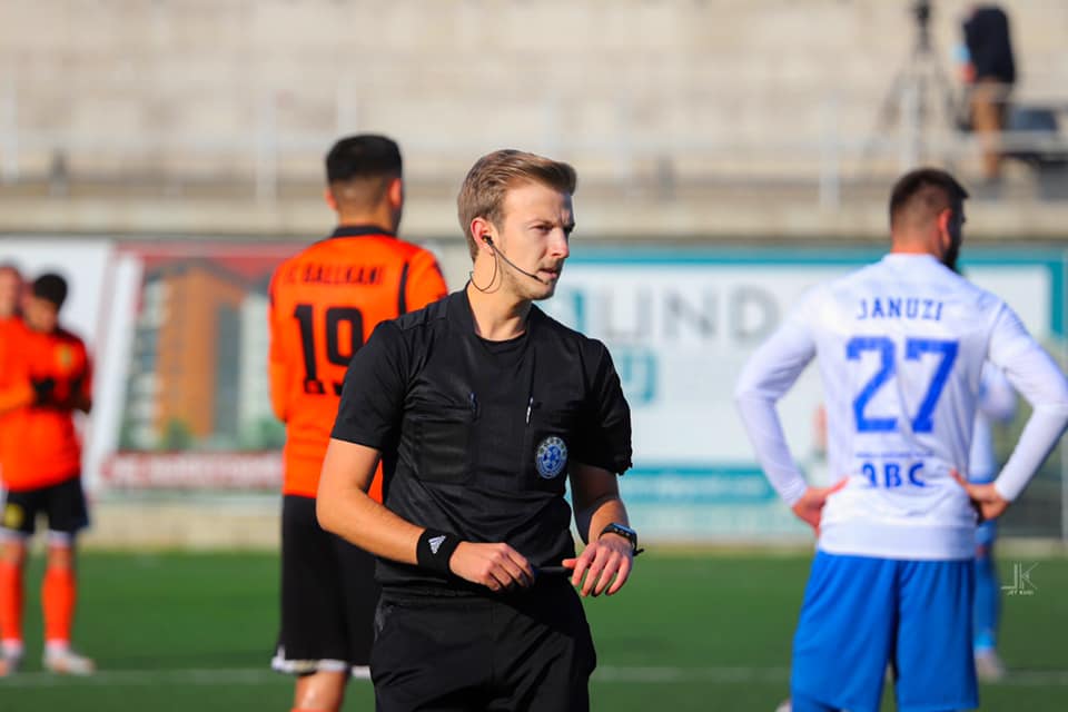 Caktohen gjyqtarët për fundjavë, derbi i besohet Dardan Çakës