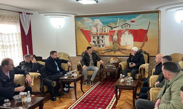 Haxhi Robin Krasniqi shkon në Prekaz, takohet me Rifat Jasharin