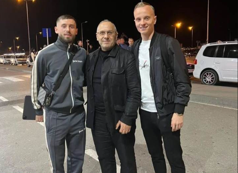 Nis grumbullimi, Agim Ademi pret në aeroport dy yjet e Kombëtares sonë