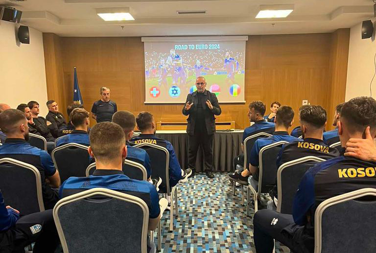 Presidenti i FFK-së Agim Ademi para futbollistëve: Së bashku ta jetësojmë ëndrrën tonë