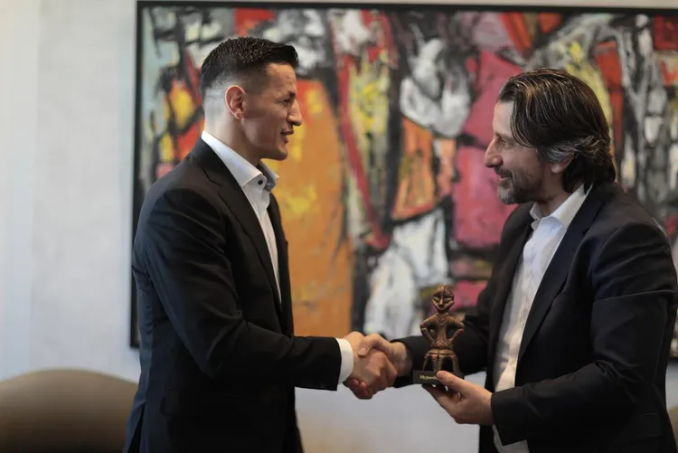 Rama i dhuron Krasniqit “Hyjneshën në Fron”