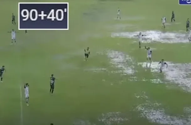 Referët suspendohen pasi e vazhduan ndeshjen e futbollit për 42 minuta