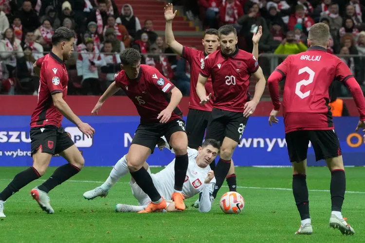 Shqipëria luan mirë, por mposhtet nga Polonia