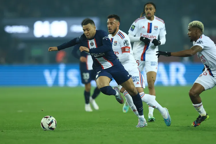 Lyoni mposht Parisin, gara për titull ende e hapur