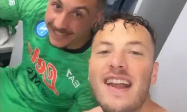 Amir Rrahmani u lidh live nga zhveshtorja me tifozët, atmosferë e “çmendur” gjithandej