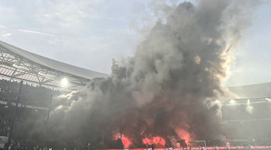 Ndërpritet ndeshja mes Feyenoordit e Ajaxit, kjo është arsyeja (VIDEO)