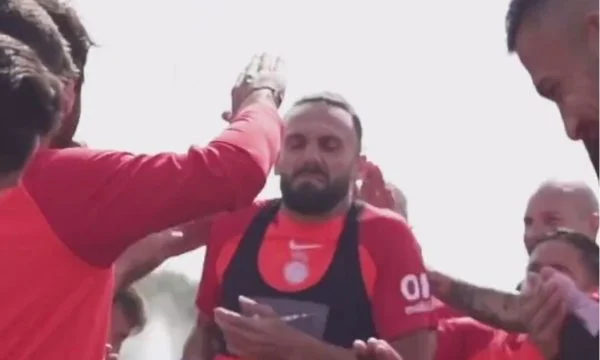 Vedat Muriqin “e rrahin” shokët e skuadrës për ditëlindje