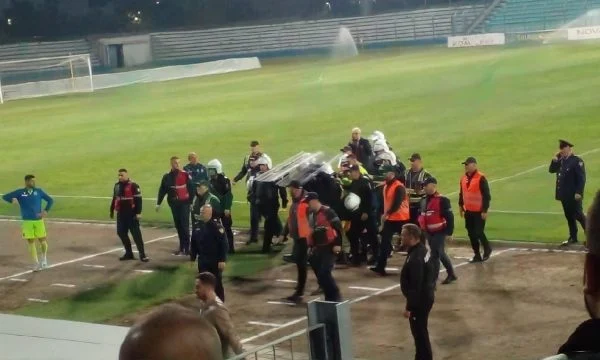PAMJE TË RENDA/ Tifozi bie me kokë nga tribuna në Durrës