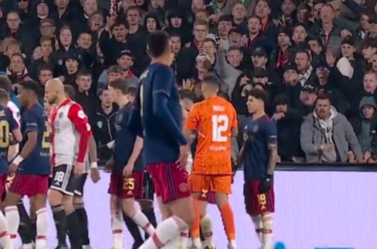 Një çakmak i hedhur dëmtoi lojtarin te Feynord-Ajax dhe ndërpreu ndeshjen, vjen edhe reagimi nga presidenti i FIFA