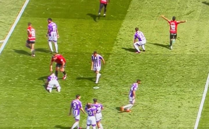 Pamje: Gjesti i madh i Muriqit, u ndal ta ndihmonte kundërshtarin kur i tërë ekipi i tij po festonte