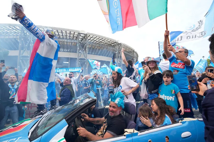 Napoli ka nisur festën