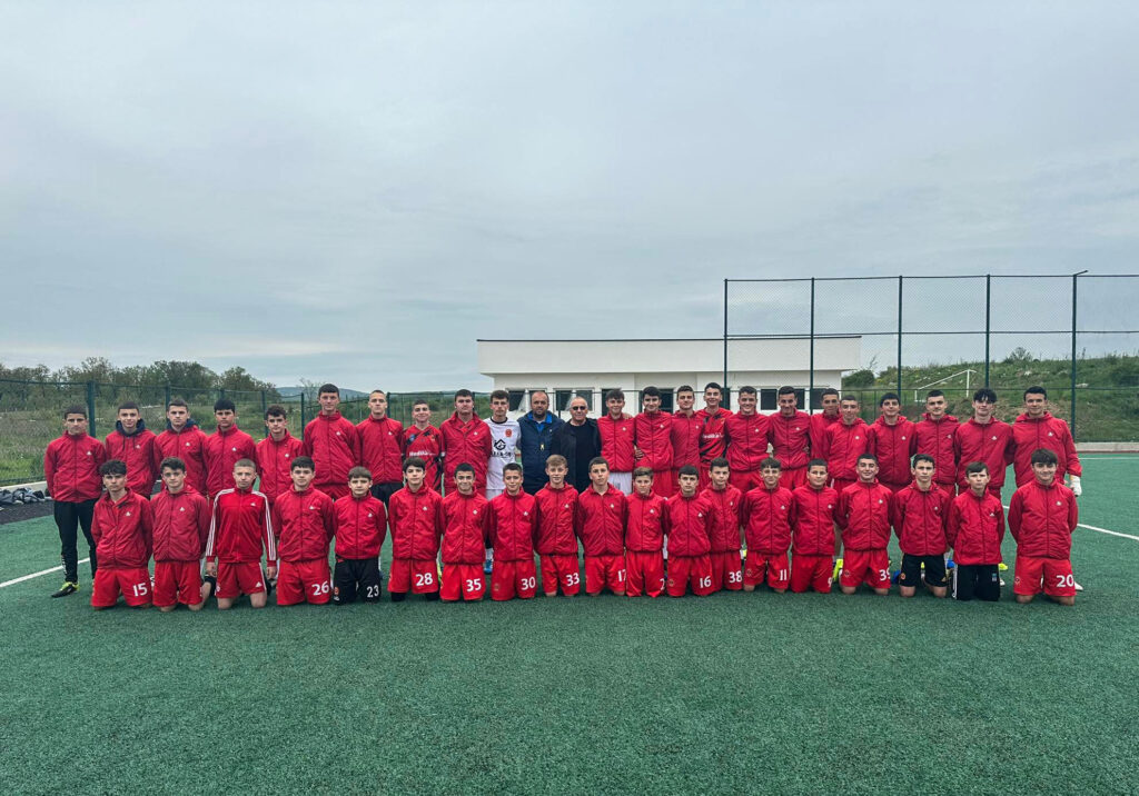 Ademi viziton Drenicën, sheh nga afër telentet e futbollit