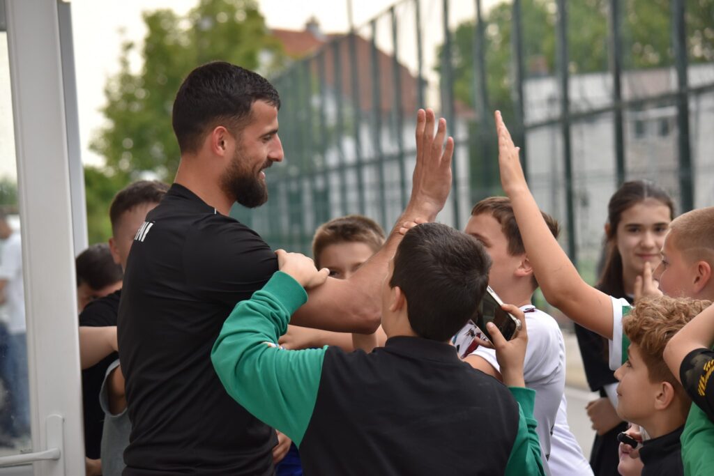 Dukagjini me gjest të jashtëzakonshëm, në mënyrë fantastike futbollistët përshëndeten me tifozët