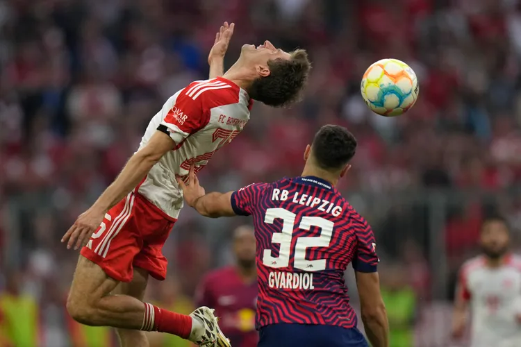 Bayerni “lëshon” titullin nga duart, Dortmundi i fërkon duart