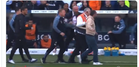 Momenti kur tifozi futet në fushë dhe “sulmon” trajnerin e Newcastle United