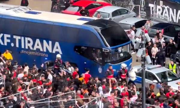 Ngjarje e rëndë, tifozët e Partizanit sulmojnë autobusin e Tiranës dhe i thyejnë xhamat