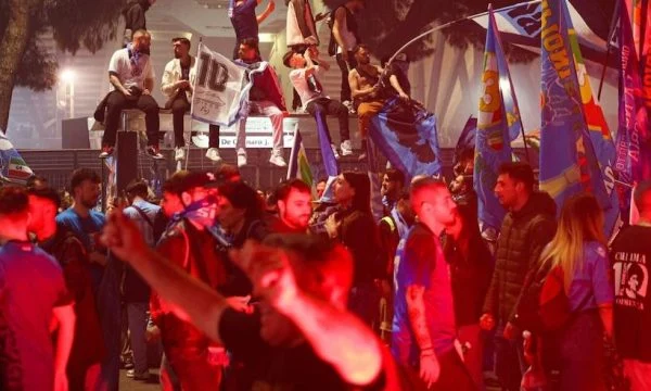 Turistes i humb telefoni gjatë festimeve, napolitanët e bëjnë një veprim të pabesueshëm