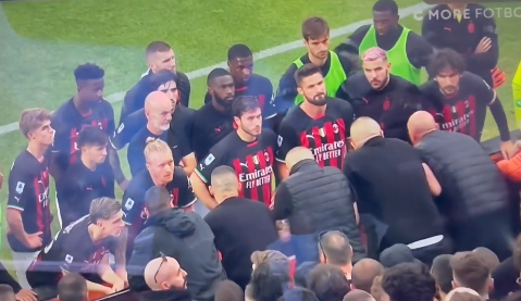 Nervozohen tifozët e Milanit, i grumubllojnë lojtarët dhe i kërkojnë llogari për humbjen