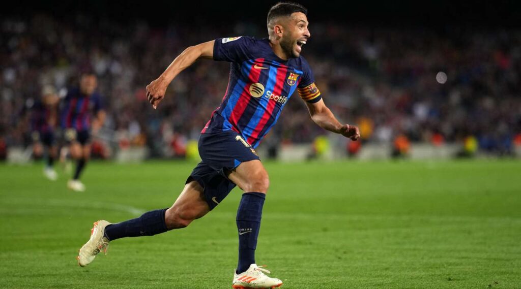 Barcelona vuan ndaj Osasunës, por nderohet nga Jordi Alba